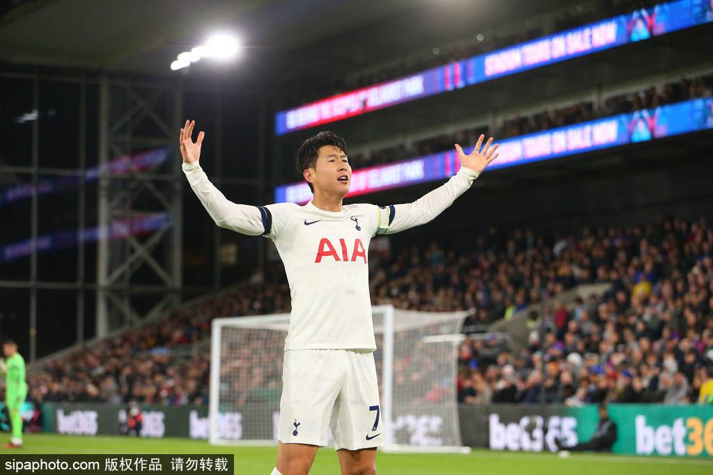 英超-利物浦2-0谢菲联 范迪克索博破门阿诺德助攻北京时间12月7日凌晨3:30，2023-24赛季英超联赛第15轮，利物浦客战谢菲尔德联队。